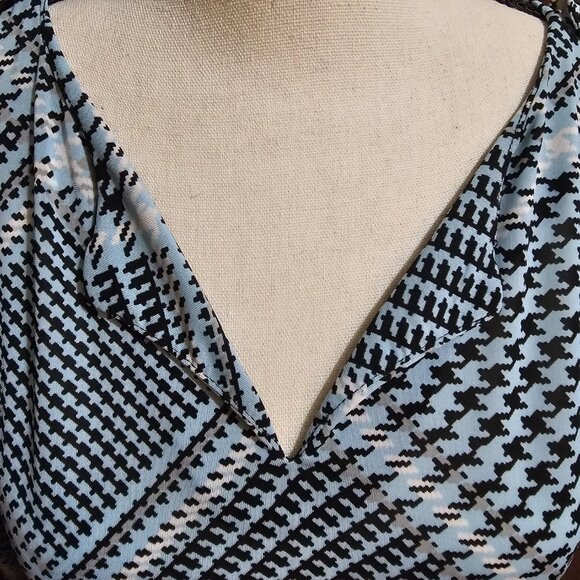 New York & Company Stretch Patterned Long Sleeve Blouse - Picture 4 of 9